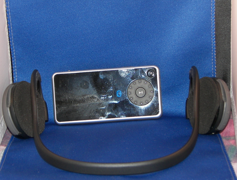 Review: Insignia Pilot 8GB and the Insignia Bluetooth Headphones