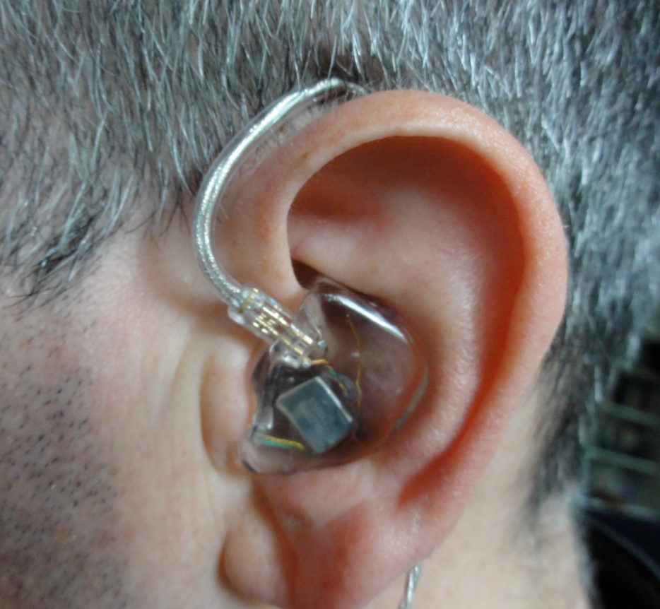 Квадробика уши. Наушники для ушного мониторинга. Наушники и аппарат ухо. Наушники для ушного мониторинга для музыкантов.
