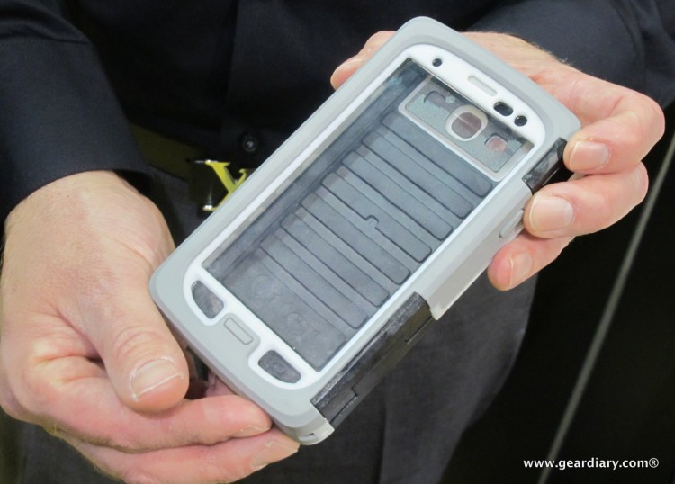 24-geardiary-otterbox-armor-cases-ces-031