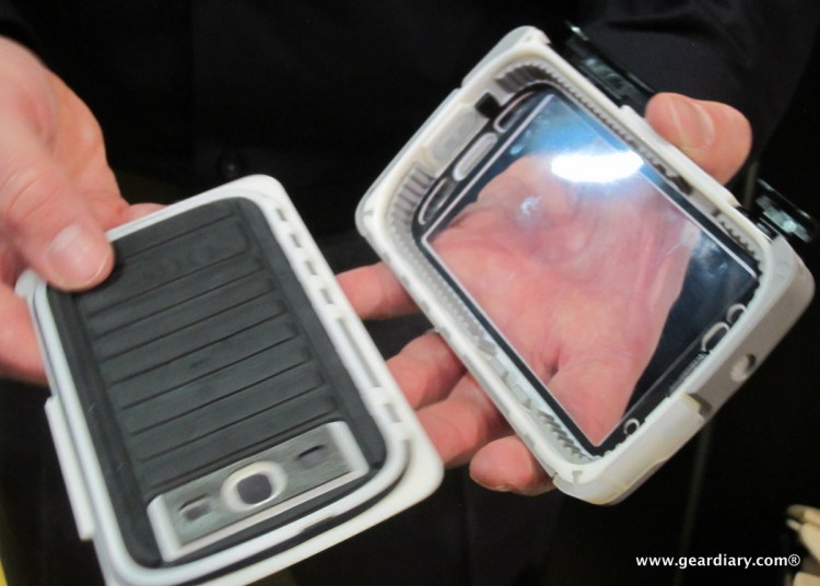 25-geardiary-otterbox-armor-cases-ces-032