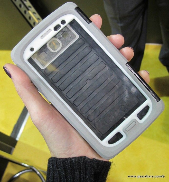26-geardiary-otterbox-armor-cases-ces-033
