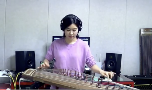 Luna Lee rocking out to Hendrix on her Gayageum