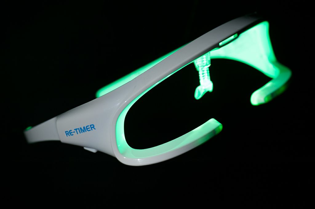 Re-Timer Offers Portable Light Therapy for the Sleep Deprived