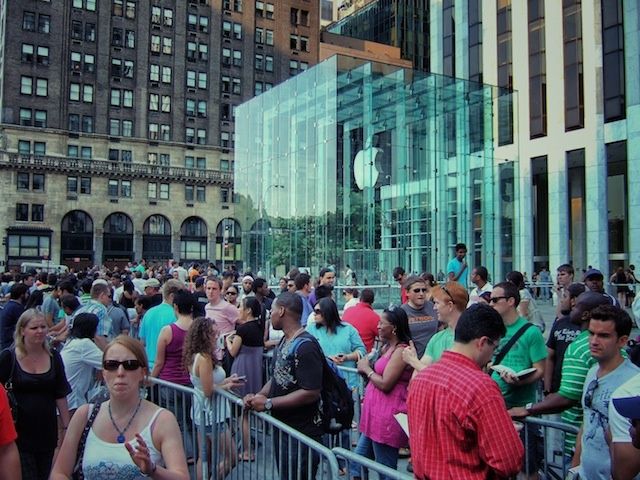 Apple Store Crowds at the NYC Flagship ... More than a gimmick!