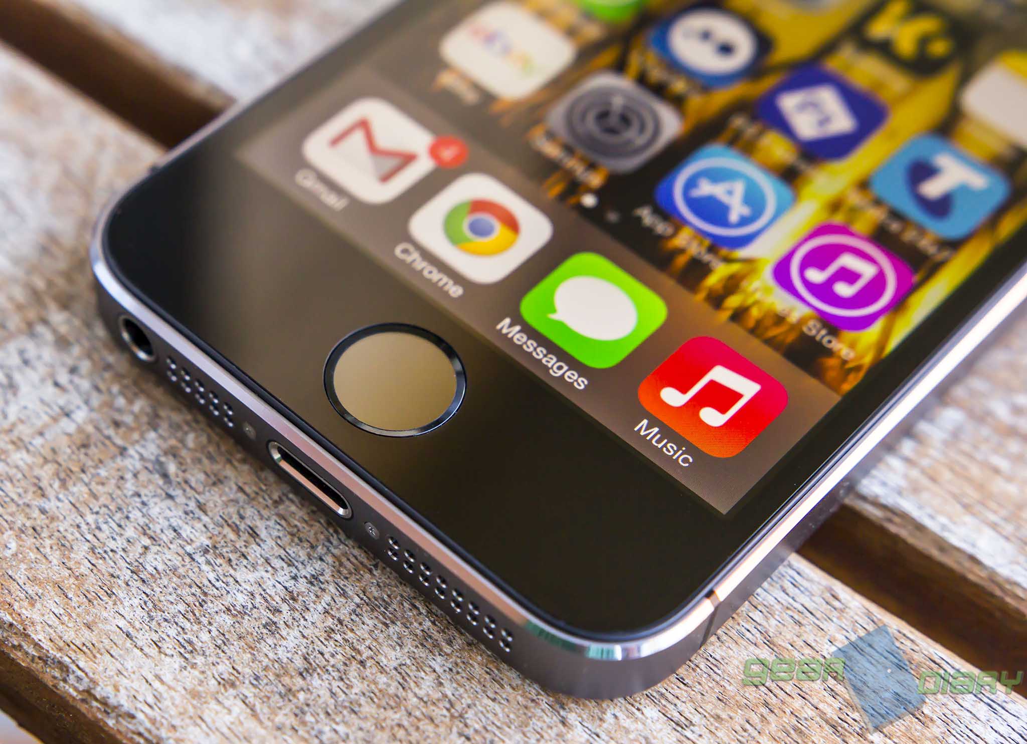 Apple iPhone 5s Review: Speed, Shades, and Scanners