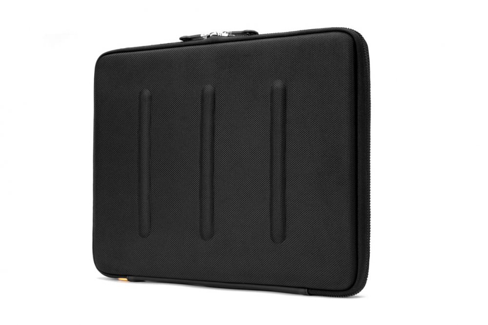 Protect and Serve Your iPad or MacBook Air With the Booq Viper Hardcase