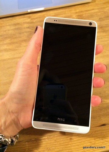 geardiary-htc-one-max-in-hand.09