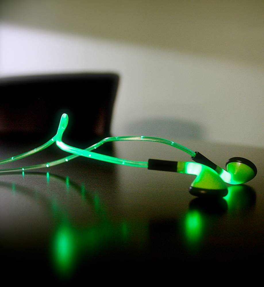 Iglo Pulse: Fiber Optic Headphones that Pulsate to the Music's Beat!