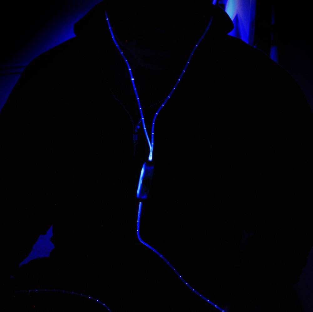 Iglo Pulse: Fiber Optic Headphones that Pulsate to the Music's Beat!