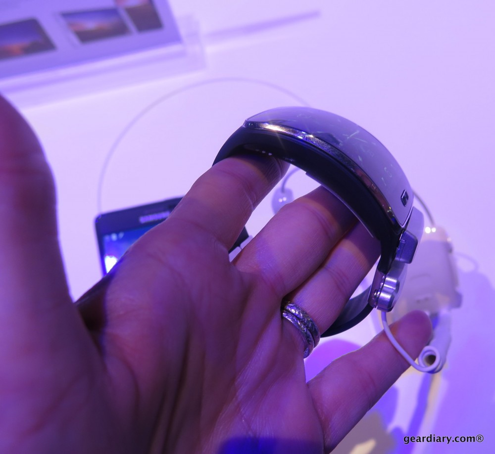 Samsung Gear S: Is a 2" Curved Super AMOLED Screen Too Big?