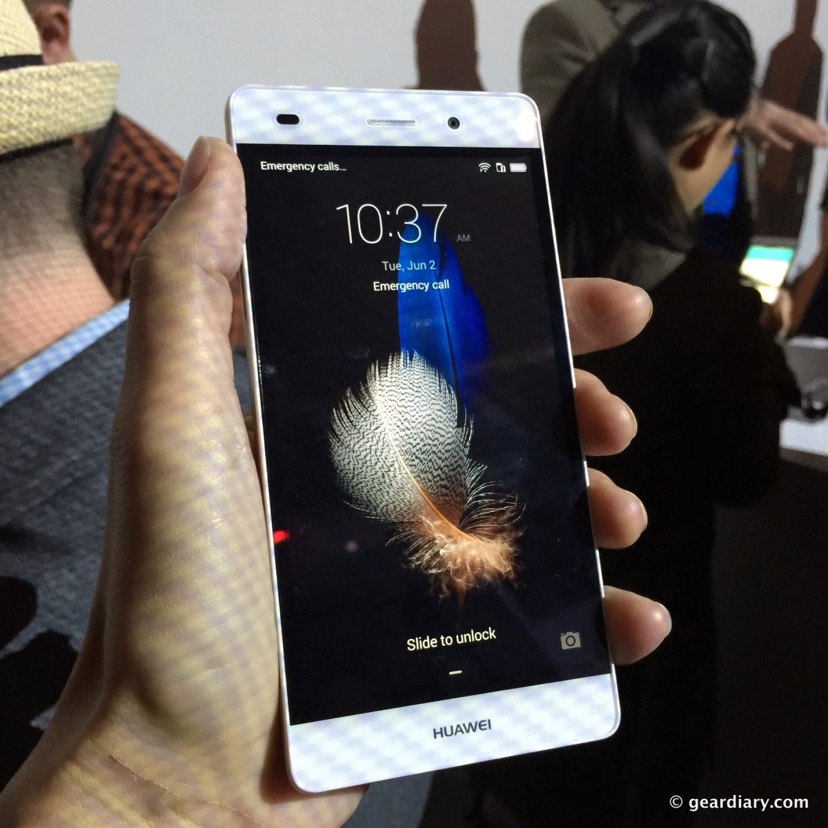 The Huawei P8lite Is a Smartphone That Everyone Can Afford