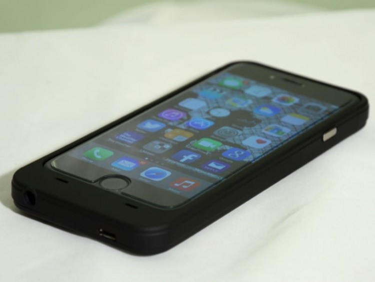 EasyAcc 3200mAh Extended Battery Case for iPhone 6 Provides Double Duty