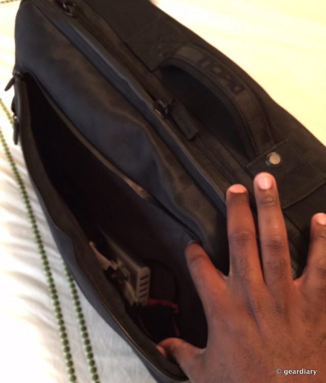 Incipio's Weekender Bag Is a Classy Way to Get Away