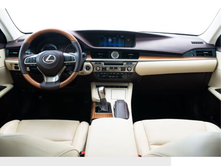 2017 Lexus ES 300h Offers Luxury Ride with Hybrid Drive