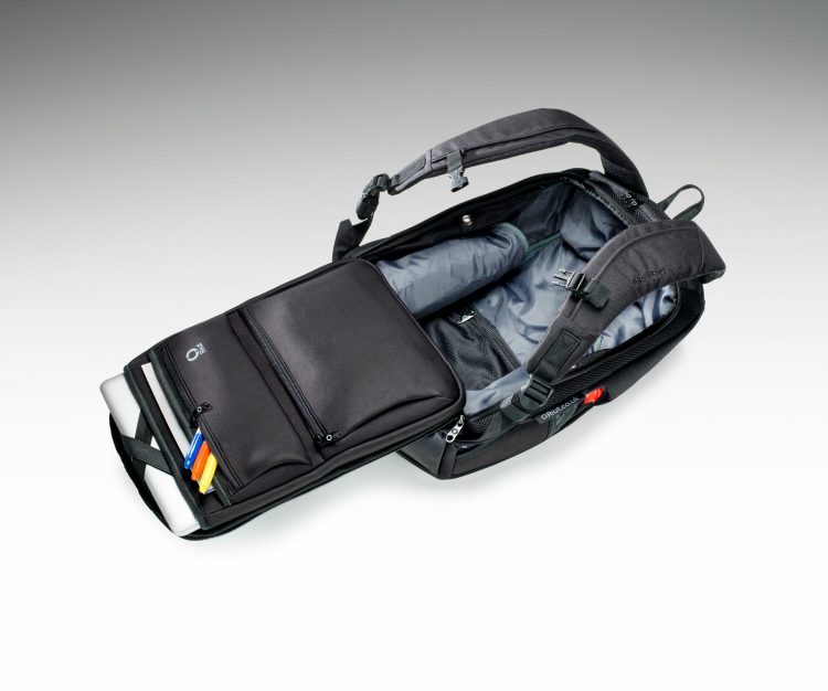 The Riut RiutBag R15 Eliminates that "Excuse Me, But Your Bag Is Open" Moment