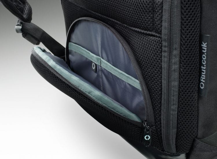 The Riut RiutBag R15 Eliminates that "Excuse Me, But Your Bag Is Open" Moment