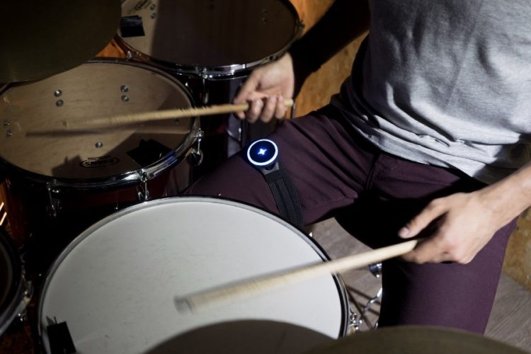 This Smart Metronome Uses Vibrations to Keep You on Beat
