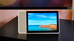 Lenovo's Smart Display Is What the Echo Show Should Have Been!