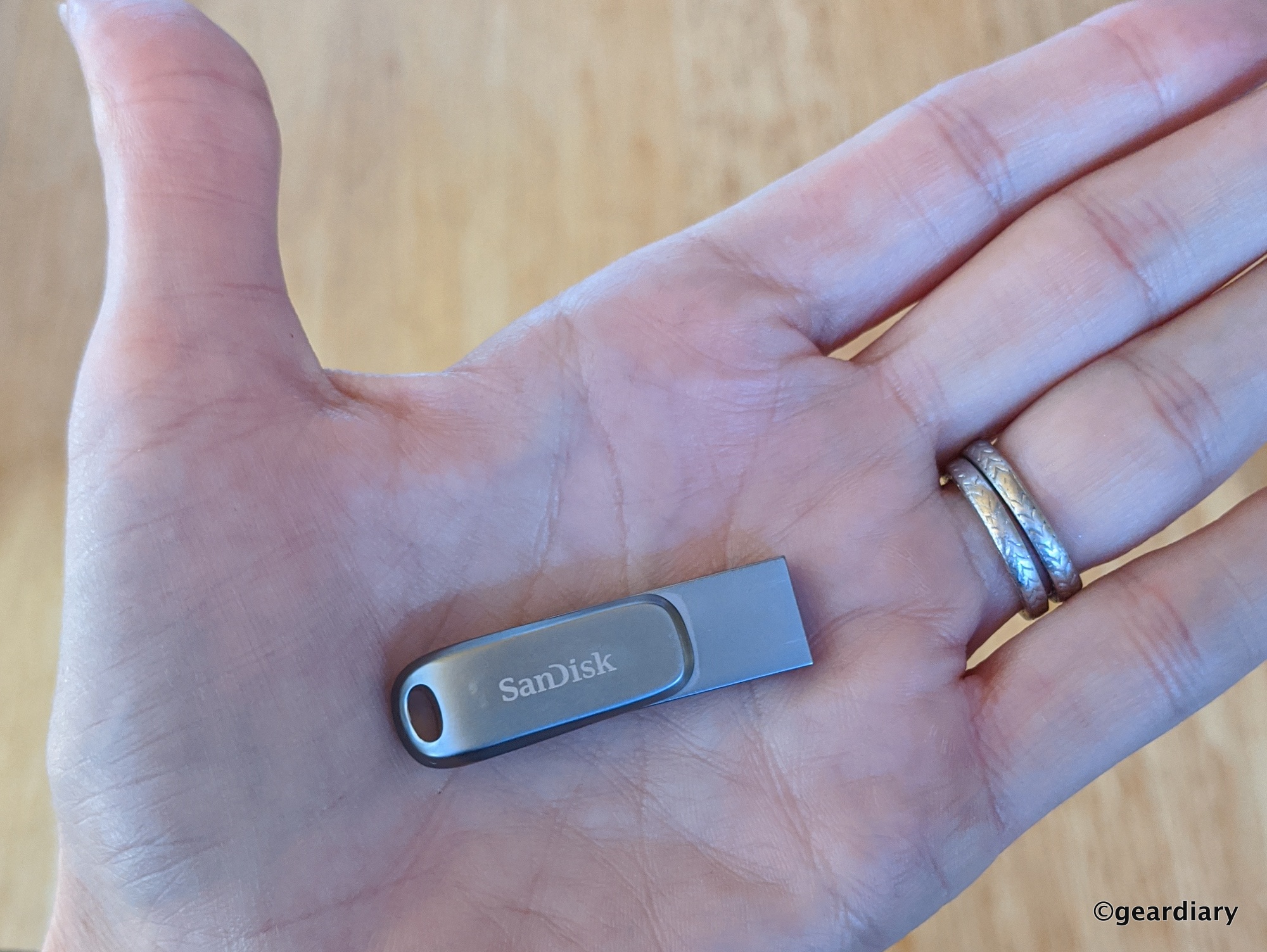 The 1TB SanDisk Ultra Dual Drive Luxe USB Type-C Flash Drive Is a Tiny  Wonder