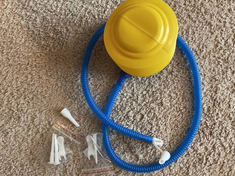 Pump accessories included with the Sportneer Half Balance Ball.