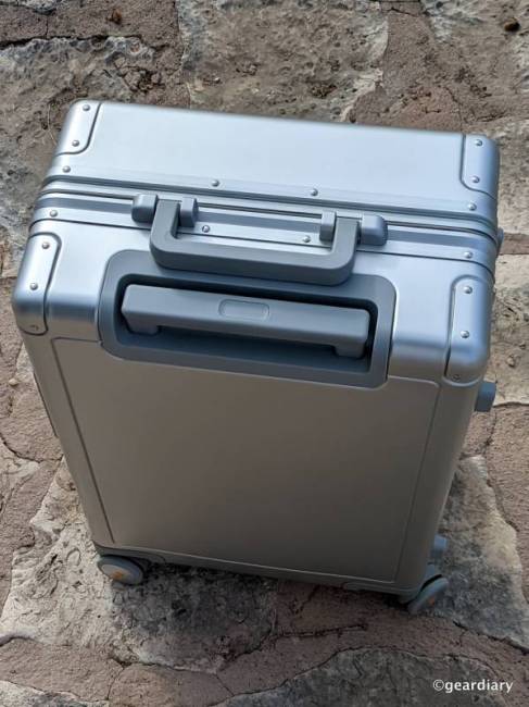 The top of the 20" LEVEL8 Gibraltar Full Aluminum Carry-On showing the hinged handle and the telescoping handle recessed into the suitecase.