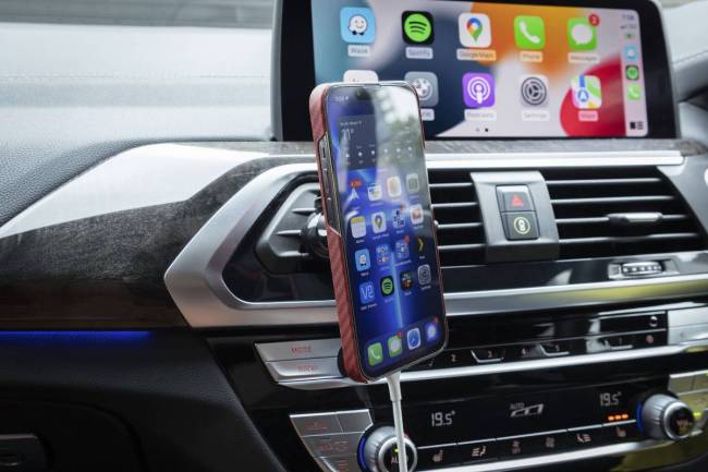 Pitaka MagEZ Case Pro for iPhone 13 mounted in car.
