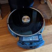 Removing the bin from the Uoni V980Plus Robot Vacuum Cleaner.