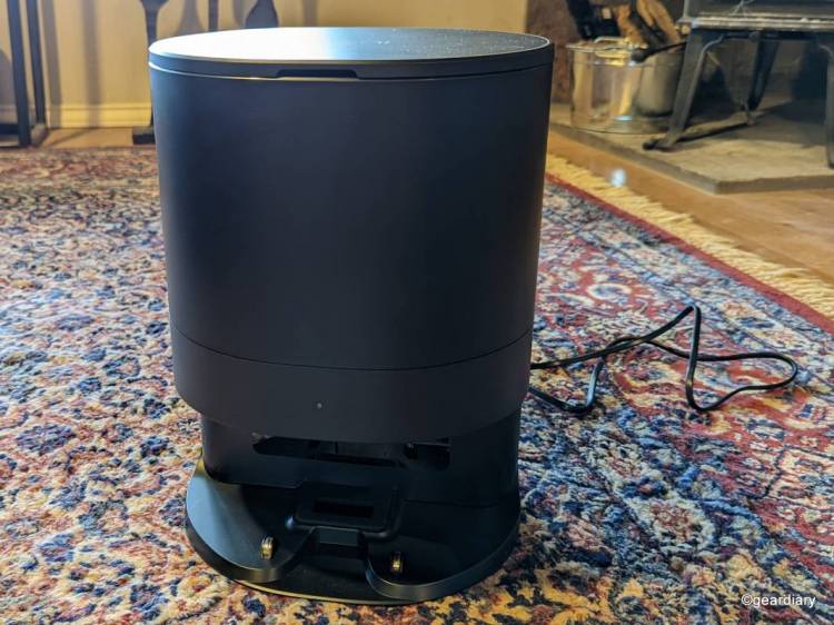 Front of the Uoni V980Plus Robot Vacuum Cleaner's self-emptying dust bin.