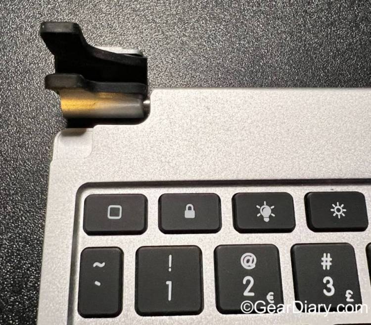 Old hinge method of connecting an iPad to a Brydge keyboard