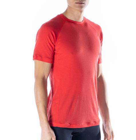 Man wearing the Artilect Men's Boulder 125 Tee in red.