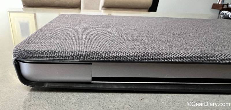 The hinge area of the Incase Textured Hardshell in Woolenex for MacBook Pro 14”