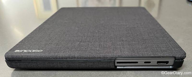 The right side of the Incase Textured Hardshell in Woolenex for MacBook Pro 14”