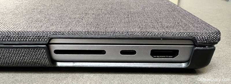 Port access on the right side of the Incase Textured Hardshell in Woolenex for MacBook Pro 14”