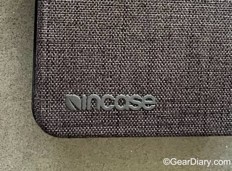Detail of the logo on the Incase Textured Hardshell in Woolenex for MacBook Pro 14”