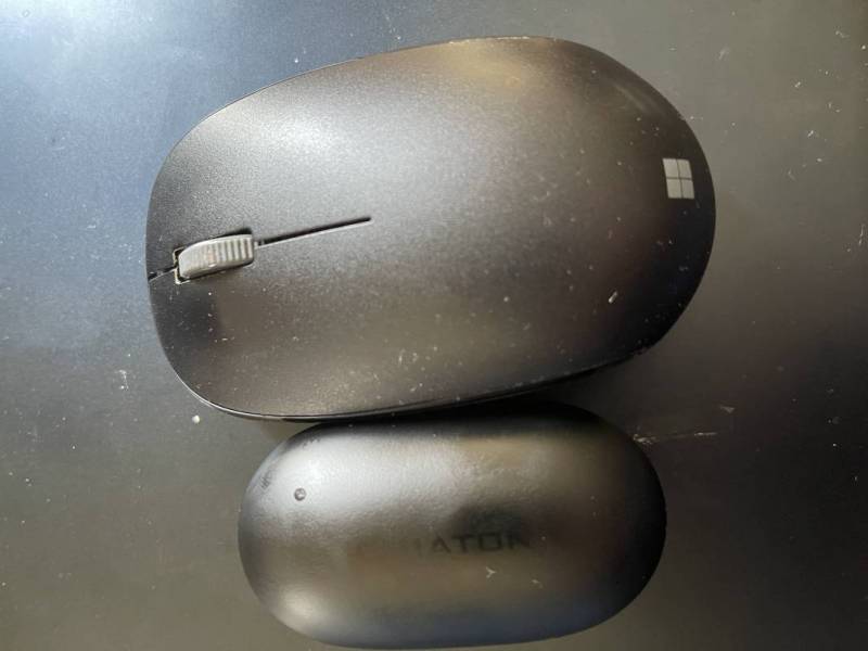 A mouse on top with the Phiaton BonoBuds case on the bottom