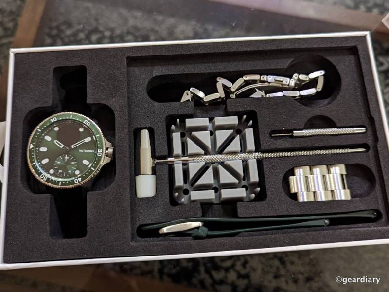 Tools included with the Withings ScanWatch Horizon in the retail box.