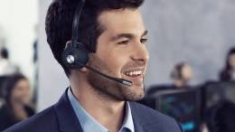 Man wearing a Jabra Engage 75 in a call center setting