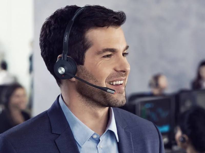 Man wearing a Jabra Engage 75 in a call center setting