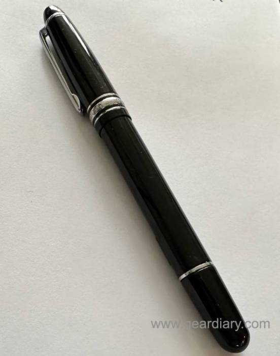 The Adonit Star Stylus looks a lot like a premum screw top writing implement along the lines of a Mont Blank pen. 