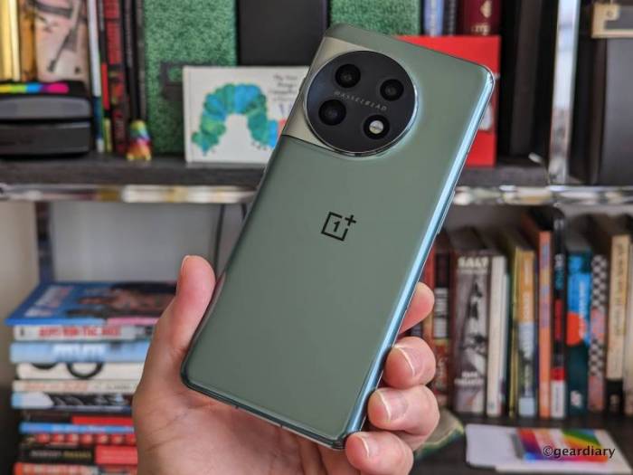 The author holds a green OnePlus 11 5G in hand. 