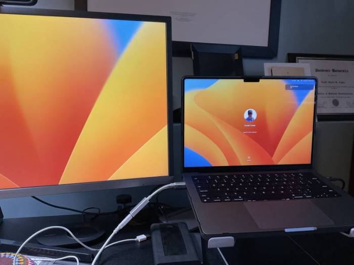 The author's dualscreen setup using the Twelve South HiRise Pro for MacBook