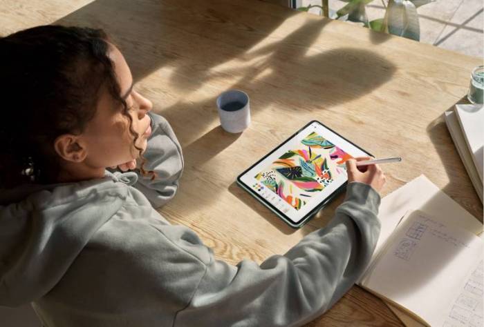 Stock photo of a girl drawing with the OnePlus Pad and the Stylo