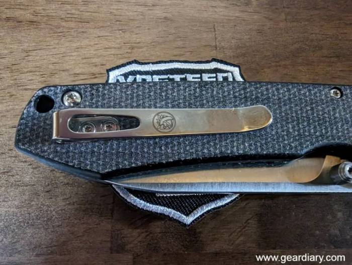 The carry clip on the Vosteed Raccoon button lock knife