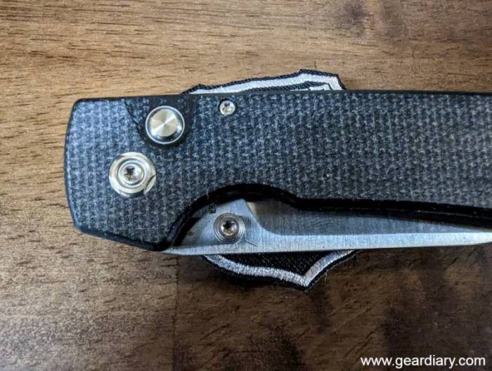 The button on the Vosteed Raccoon button lock knife