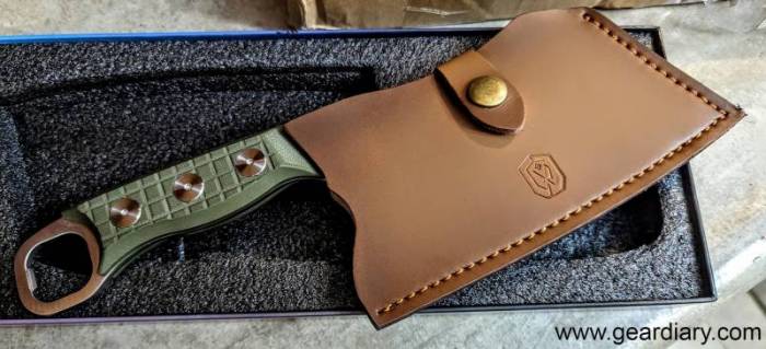 The Vosteed Grandknife Minibarbar comes with a leather cover