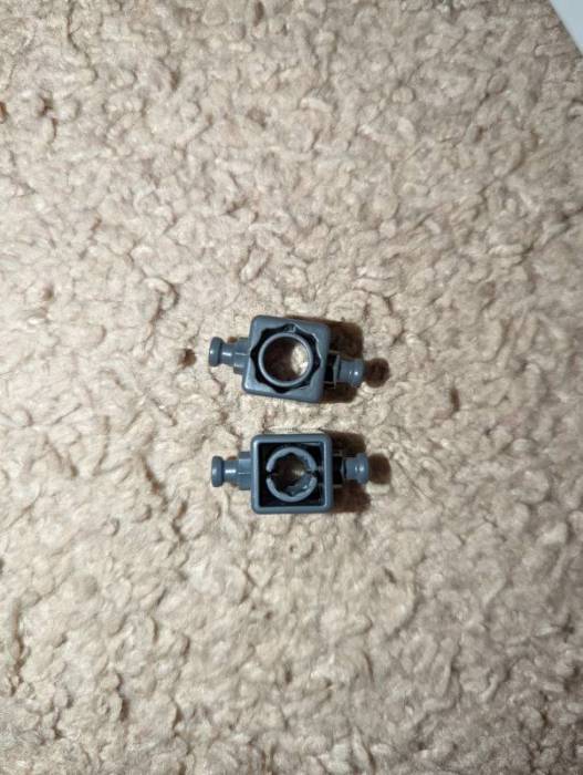 Two completely different Engino London Eye kit pieces that look way too similar because they are the same basic shape and exactly the same color. Frustrating, to say the least!