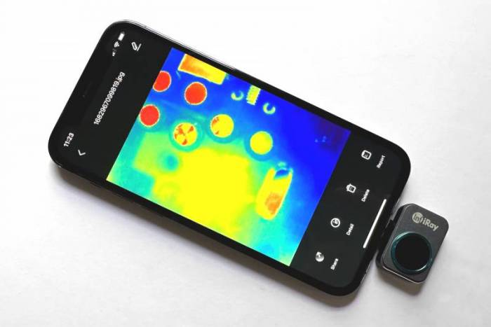 Infiray P2 Pro attached to an iPhone showing a heat image
