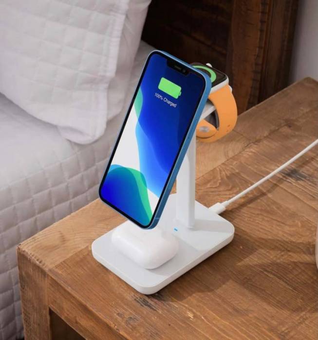 Twelve South HiRise 3 charging an iPhone and an Apple Watch