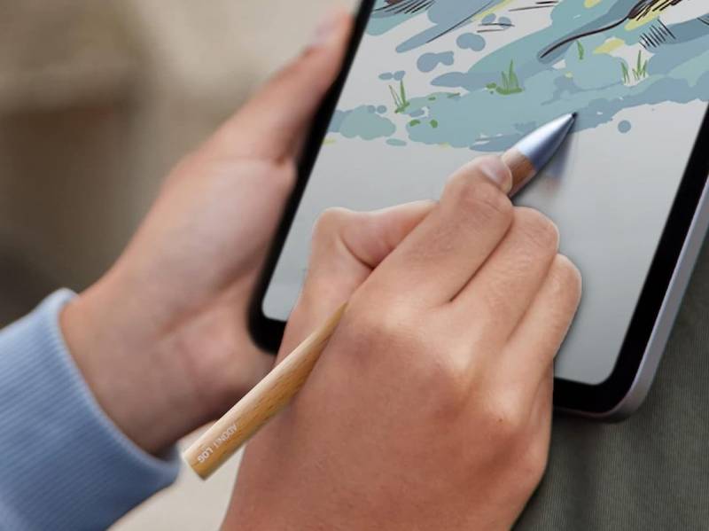 A person drawing on their iPad with an Adonit LOG