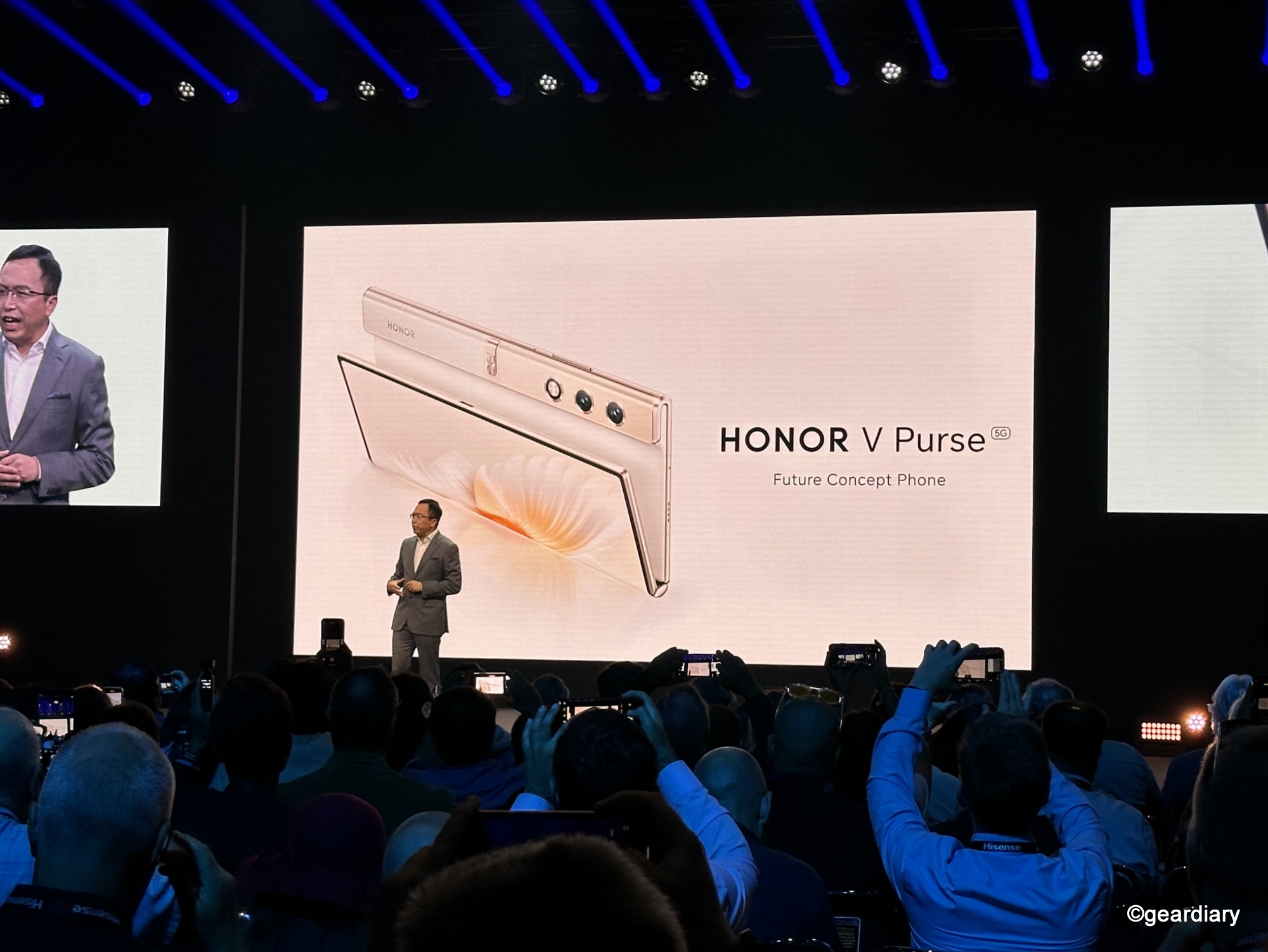 The Honor V Purse is a concept smartphone that features an outward